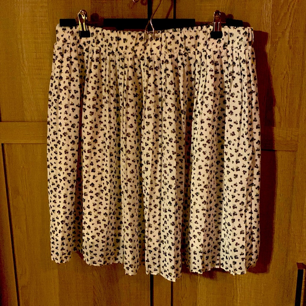 Suzy shier size large skirt